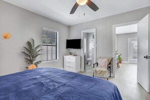 3 bedrooms, iron/ironing board, free WiFi, bed sheets - *Pink Flamingo House* -Pool, Gazebo, Luxury (Jacksonville Beach)