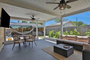 Outdoor dining - *Pink Flamingo House* -Pool, Gazebo, Luxury (Jacksonville Beach)