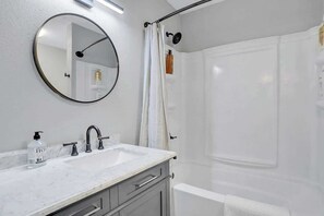Shower, hair dryer, towels, shampoo - *Pink Flamingo House* -Pool, Gazebo, Luxury (Jacksonville Beach)