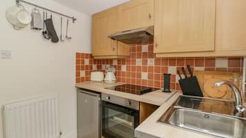 Cottage | Private kitchen | Fridge, electric kettle, toaster, cookware/dishes/utensils
