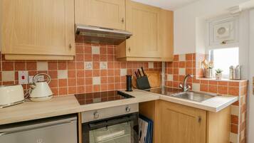 Cottage | Private kitchen | Fridge, electric kettle, toaster, cookware/dishes/utensils