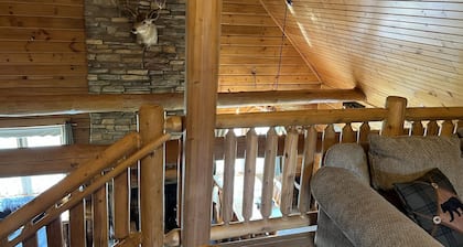 Little Valley private log cabin in the woods by Lake Petenwell