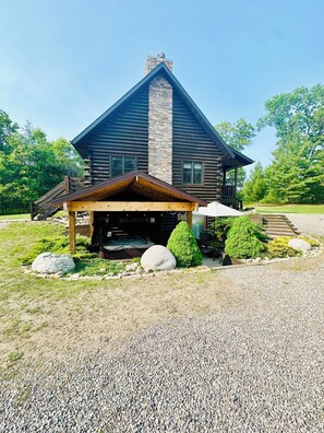 Exterior - Little Valley private log cabin in the woods by Lake Petenwell (Nekoosa)