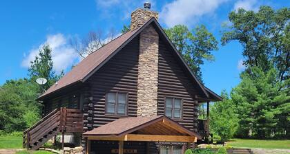 Little Valley private log cabin in the woods by Lake Petenwell