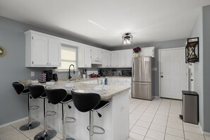 Private kitchen - Cozy and Spacious Home ! -5min to DHR (Edinburg)