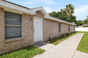 Exterior detail - Cozy and Spacious Home ! -5min to DHR (Edinburg)