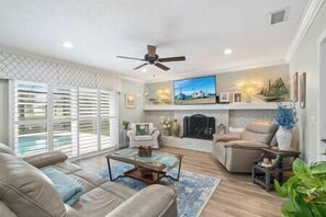 TV a schermo piatto, caminetto, studio