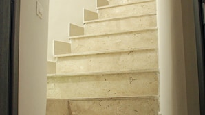 A staircase with a handrail and a landing at the bottom. - Cozy apartment in the heart of the historic center of Palermo (Palermo)