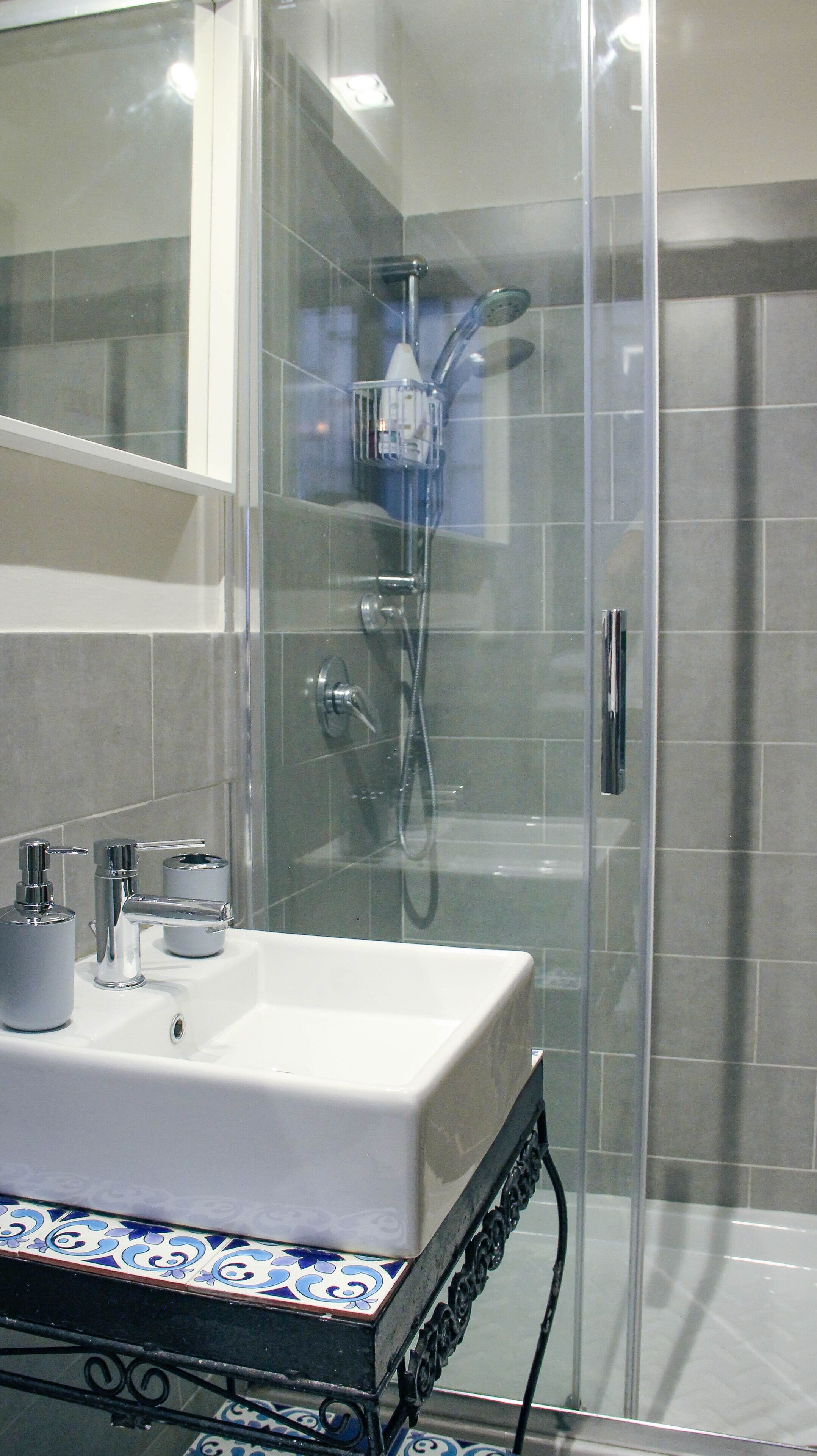 Ducha, secador de pelo, bidet, toallas