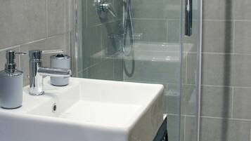 Ducha, secador de pelo, bidet, toallas