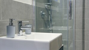 Dusche, Haartrockner, Bidet, Handtücher
