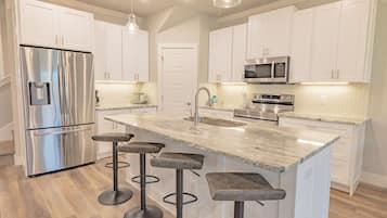 Refrigerador, microondas, horno, placa de cocina