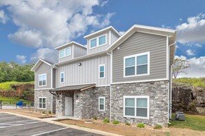 Exterior - Poolside 4 Bedroom + Game Room. Near SDC & Strip! (Branson)