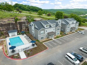 Exterior - Poolside 4 Bedroom + Game Room. Near SDC & Strip! (Branson)