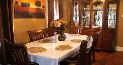 3 bedroom House-Full Kitchen & Bathroom, Livingroom & Dining Room