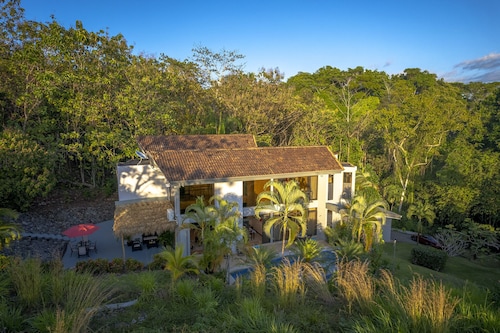 Casa Tweed - Large private modern home, minutes from the ocean!