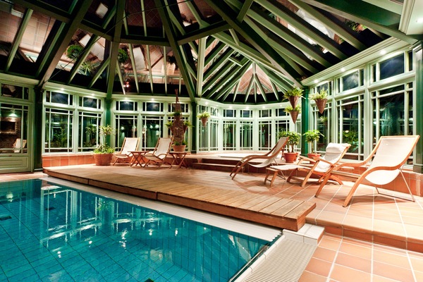 Indoor spa tub