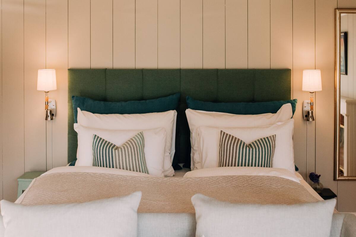 Deluxe Suite (Junior) | Hypo-allergenic bedding available, desk, laptop workspace
