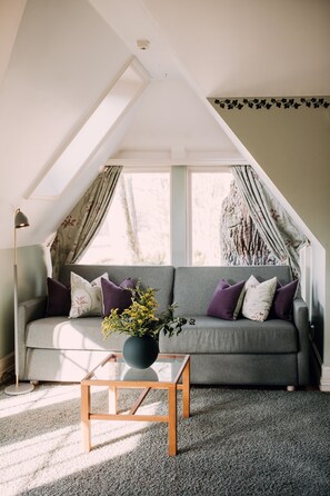 Hypo-allergenic bedding, individually decorated, desk, laptop workspace - Engø Gård (Færder)