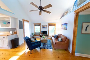 Smart TV - The charming Glenn Cottage! Walk to Lake Michigan! (Fennville)