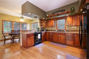 Fridge, microwave, oven, stovetop - Lake View Manor on Tappan Lake (Scio)