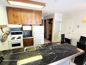 Kühlschrank, Mikrowelle, Ofen, Geschirrspüler