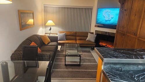 Apex Mountain resort. Perfect spot! Apex Inn #224 with Kitchen. Ski in Ski out. 