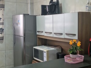 Geladeira, micro-ondas, fogão, cooktop