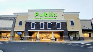 Publix-ruokakauppa ja -apteekki, jossa on tiiliverhoiltu julkisivu, suuret ikkunat ja selkeä sisäänkäynti.