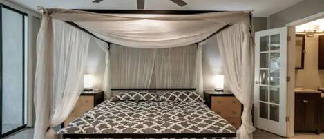 2 soverom, skrivebord, strykejern/-brett og reiseseng for barn