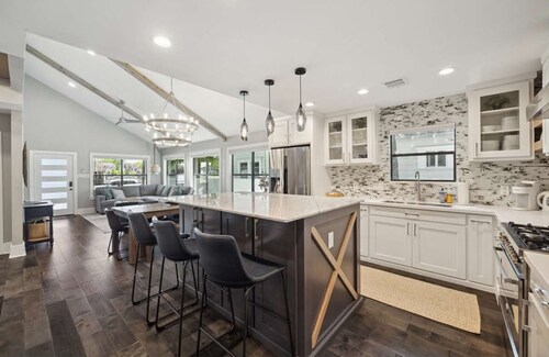 Luxury Boho Heights Retreat- Spacious 4 Bedroom, 4 1/2 Bath Bungalow