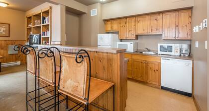 Creekside condo close to Tube Town & skating pond, gas fireplace, full kitchen.