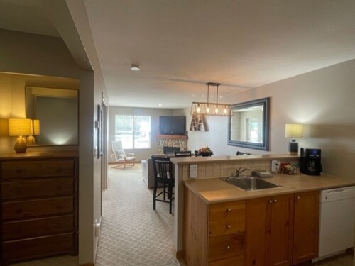 Creekside condo w/full kitchen, gas fireplace, close to trails & village