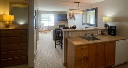 Creekside condo w/full kitchen, gas fireplace, close to trails & village