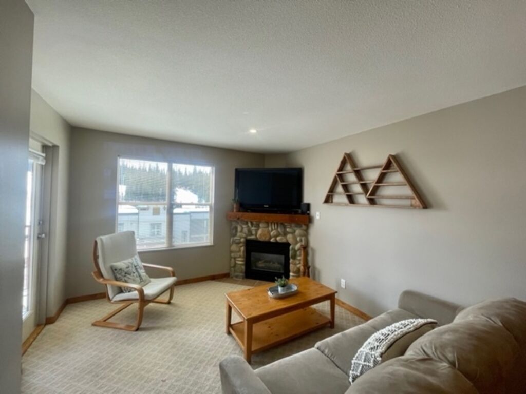 Affordable Creekside Condo with Balcony - Overlooking Silver Queen Chair