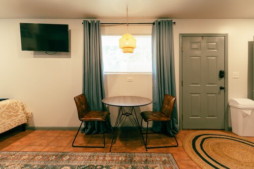 COZY, BEAUTIFUL APARTMENT AT AVANTI COVE