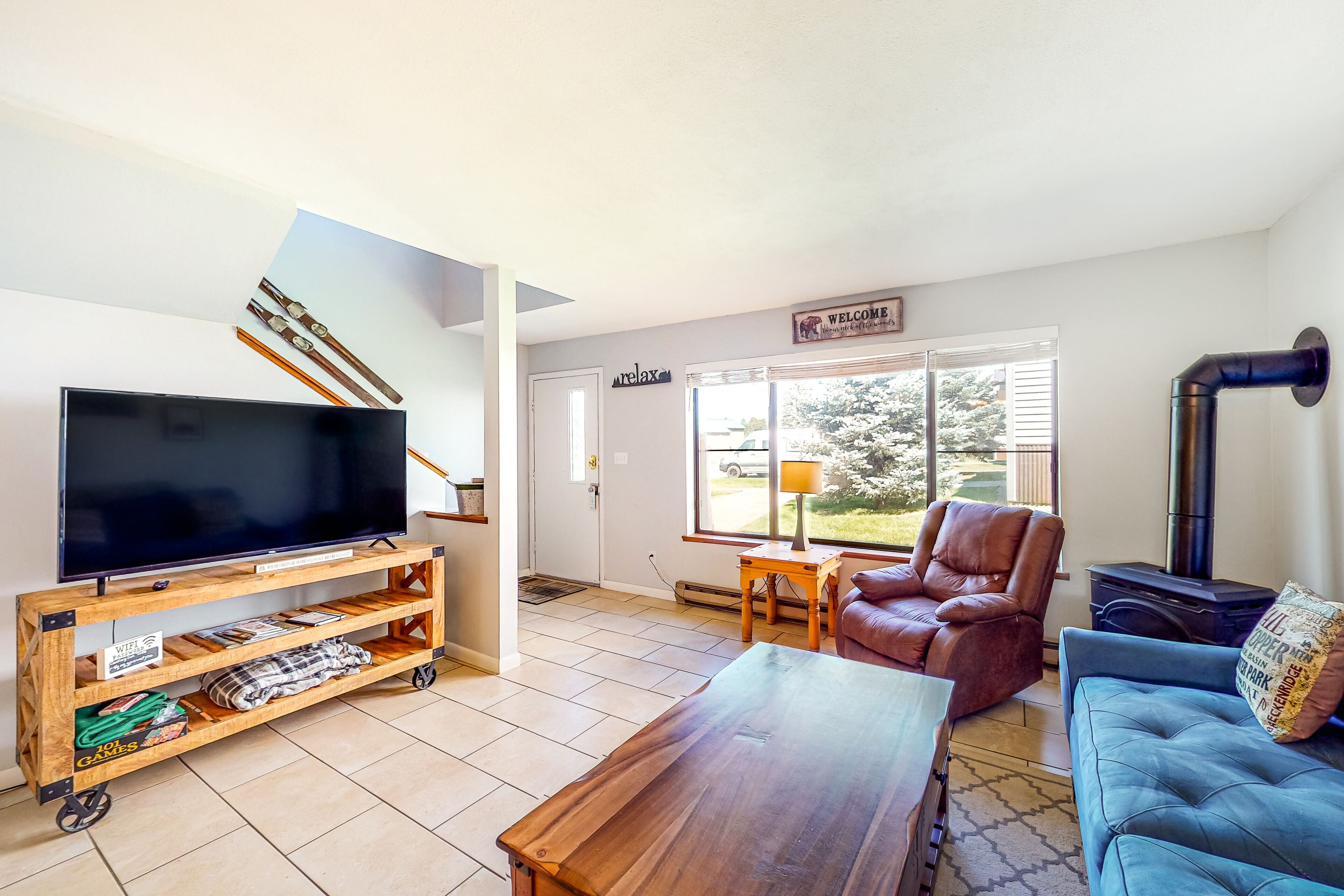 Two-story, dog-friendly townhouse with a washer/dryer & a full kitchen