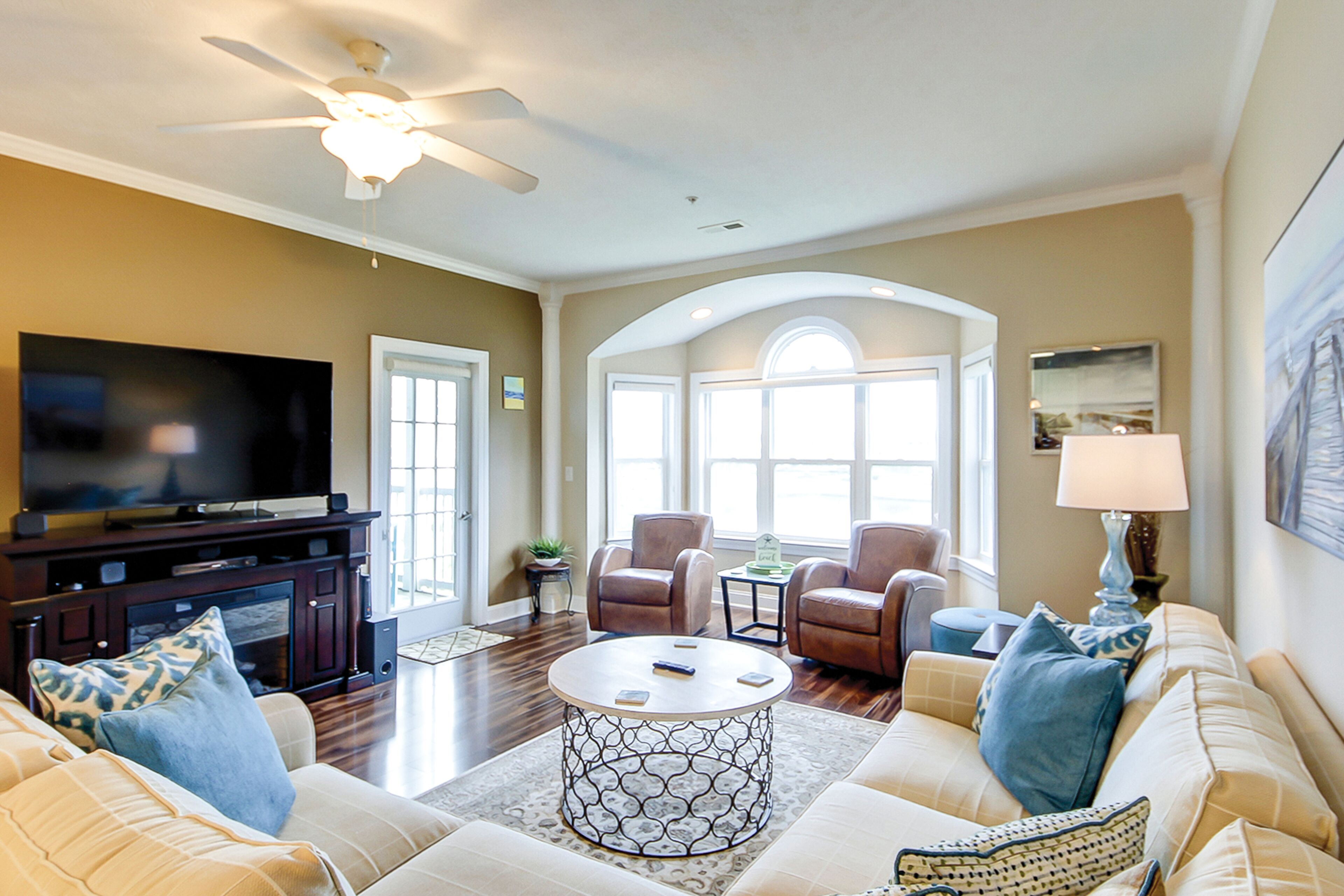 Lakefront, second-floor condo in gated community with balcony, pool & hot tub