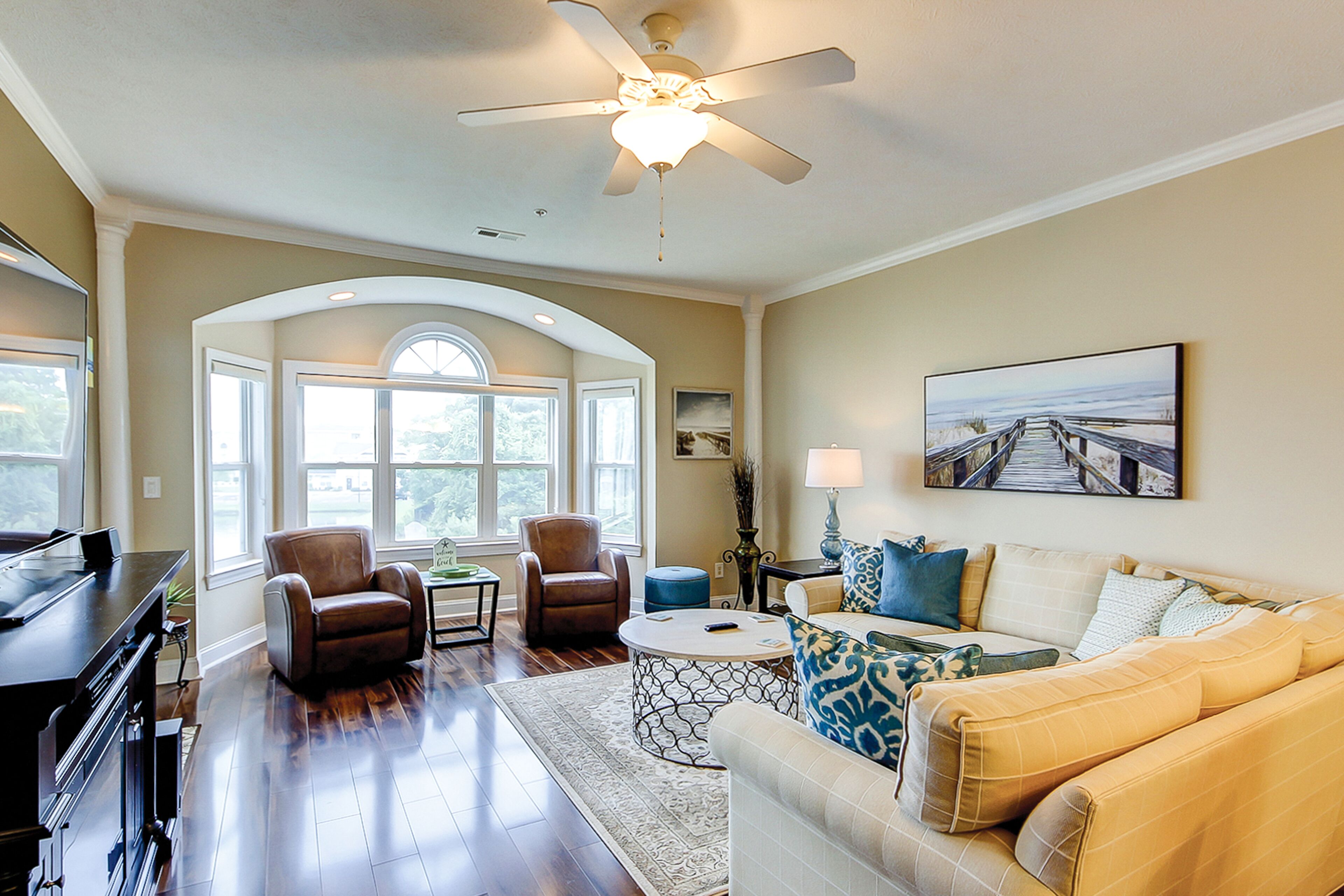 Lakefront, second-floor condo in gated community with balcony, pool & hot tub