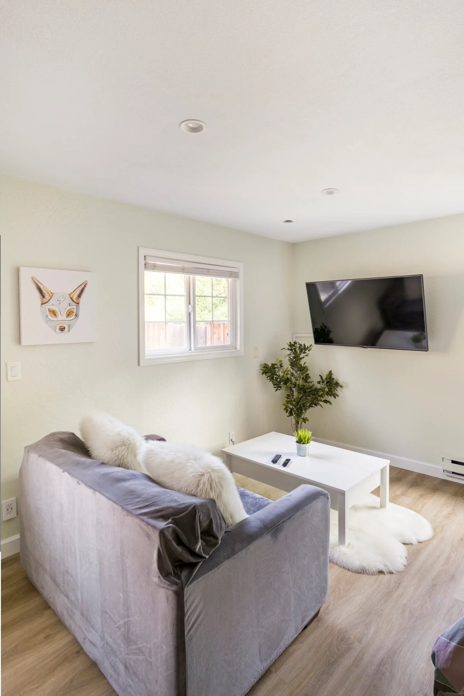 Woodsy King Suite in the Heart of Santa Rosa