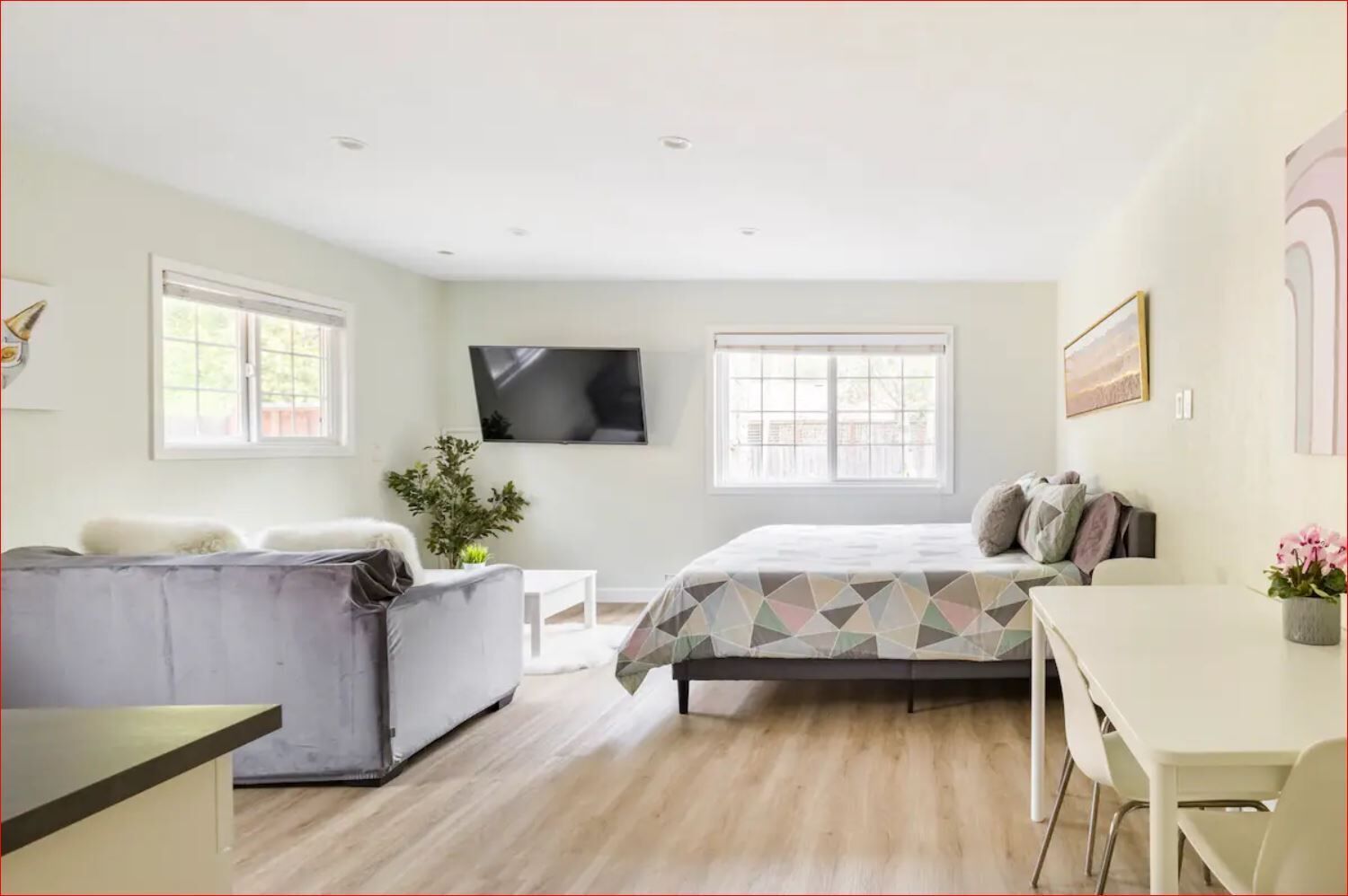 Woodsy King Suite in the Heart of Santa Rosa