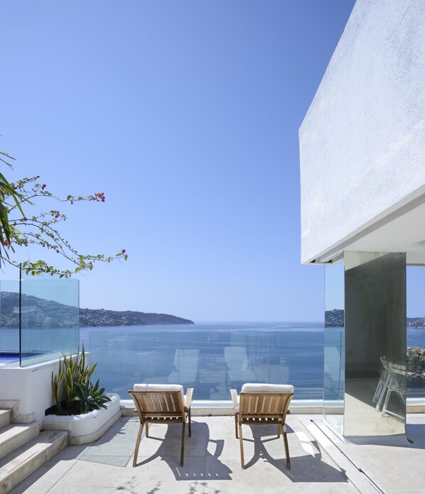 Exterior - Luxurious Oceanfront Penthouse with Private Pool (Acapulco)