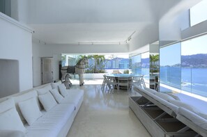 Living area - Luxurious Oceanfront Penthouse with Private Pool (Acapulco)