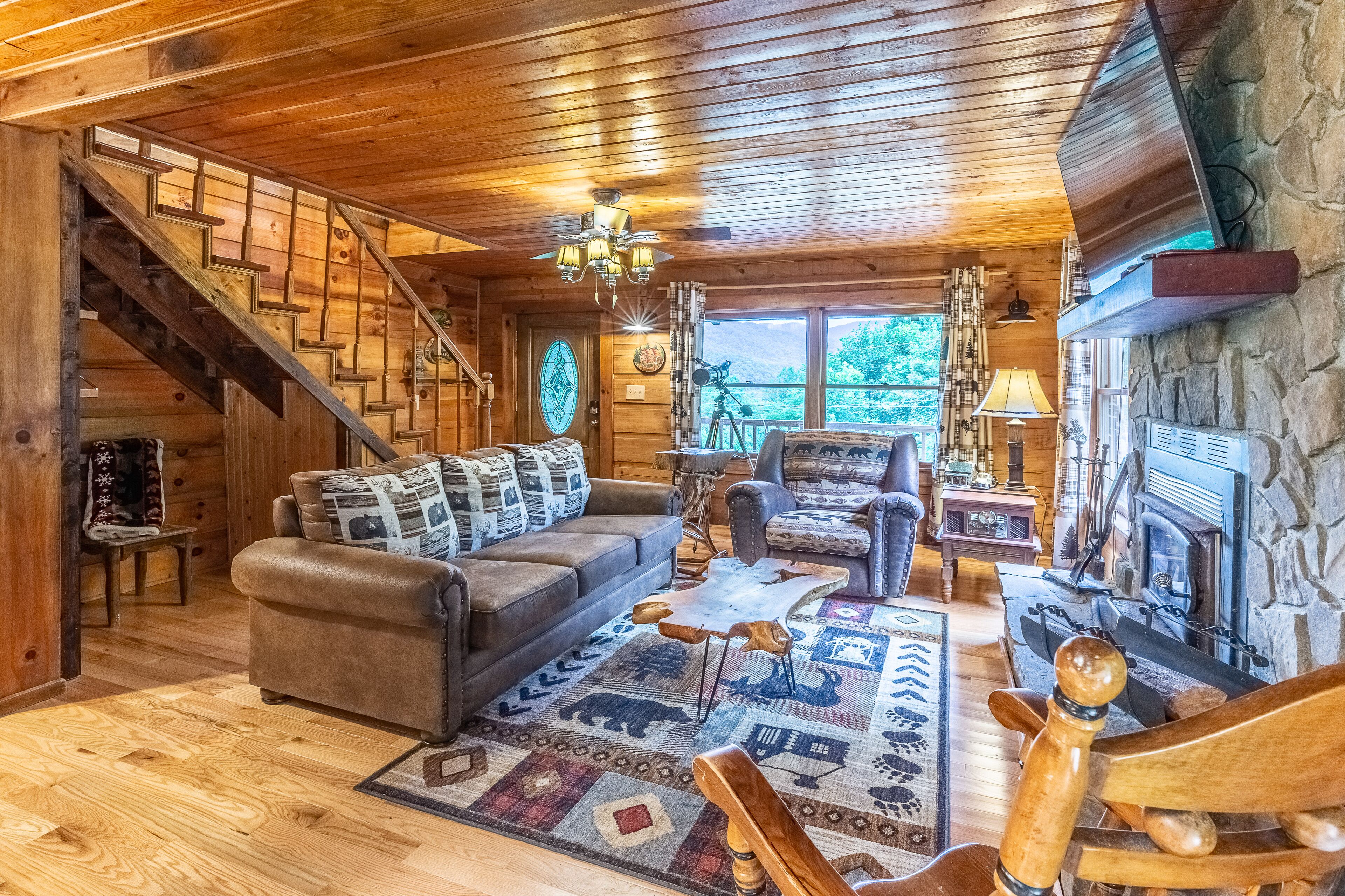 Charming mountain cabin with amazing views, central AC, & a pool table