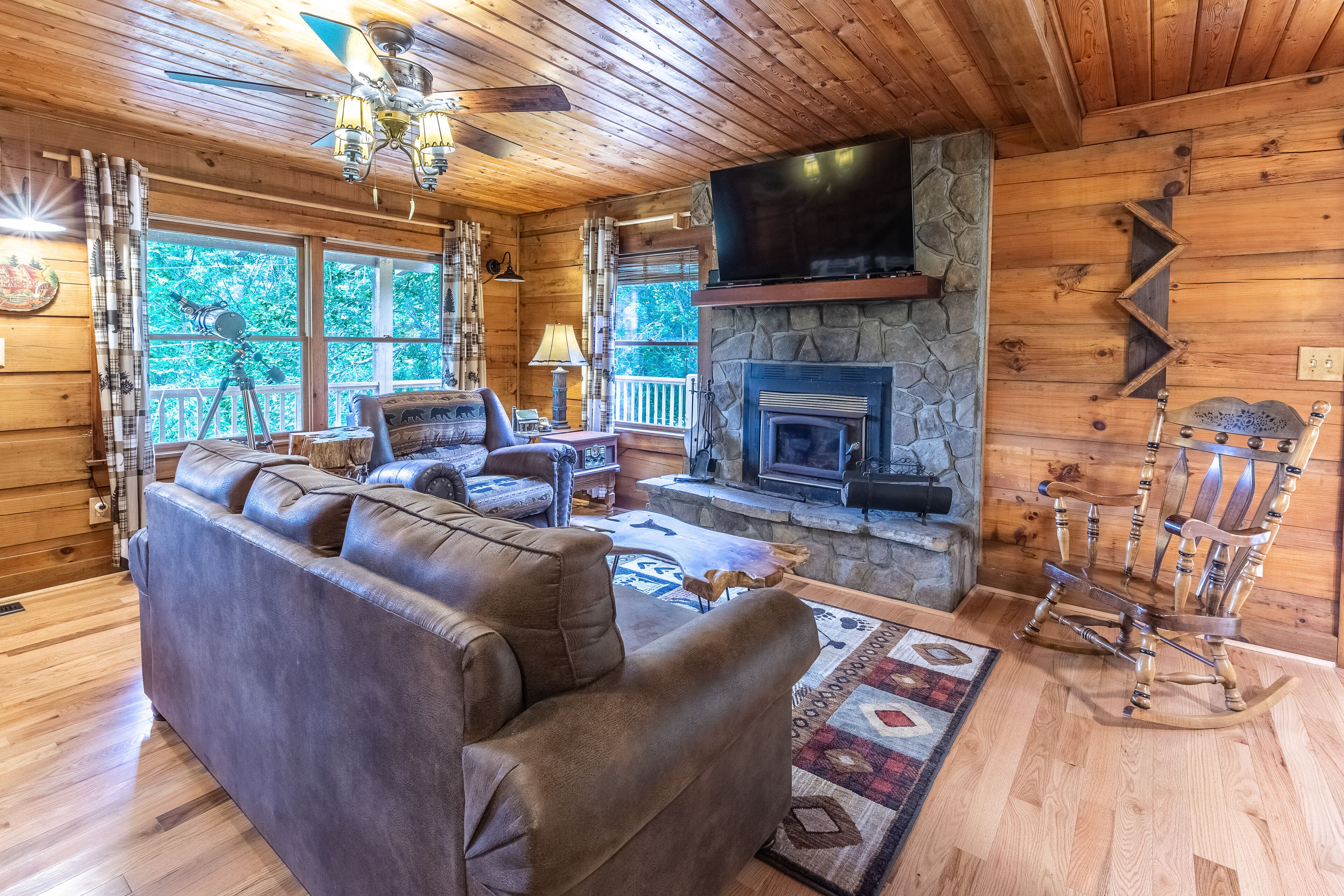 Charming mountain cabin with amazing views, central AC, & a pool table