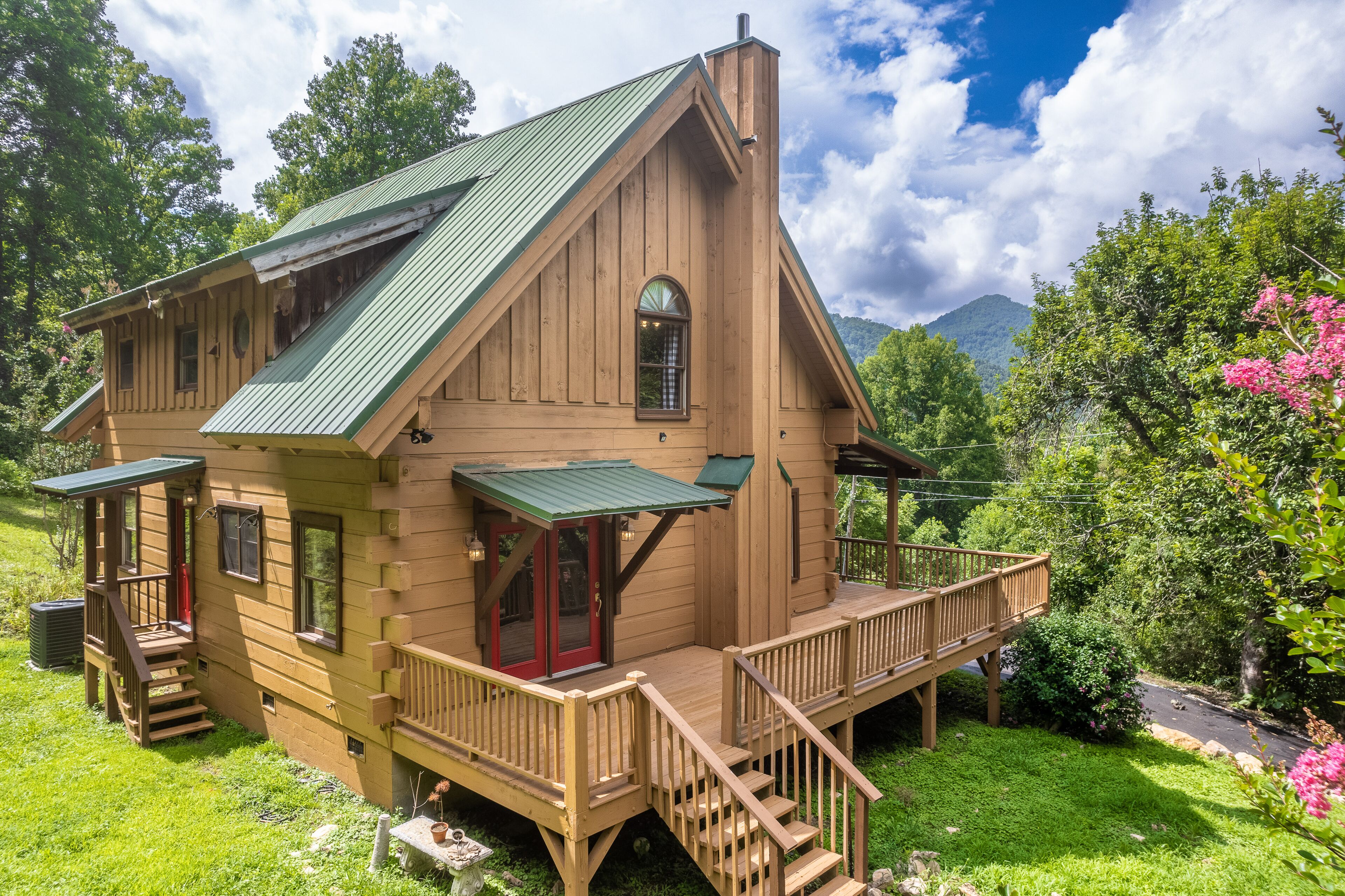 Charming mountain cabin with amazing views, central AC, & a pool table