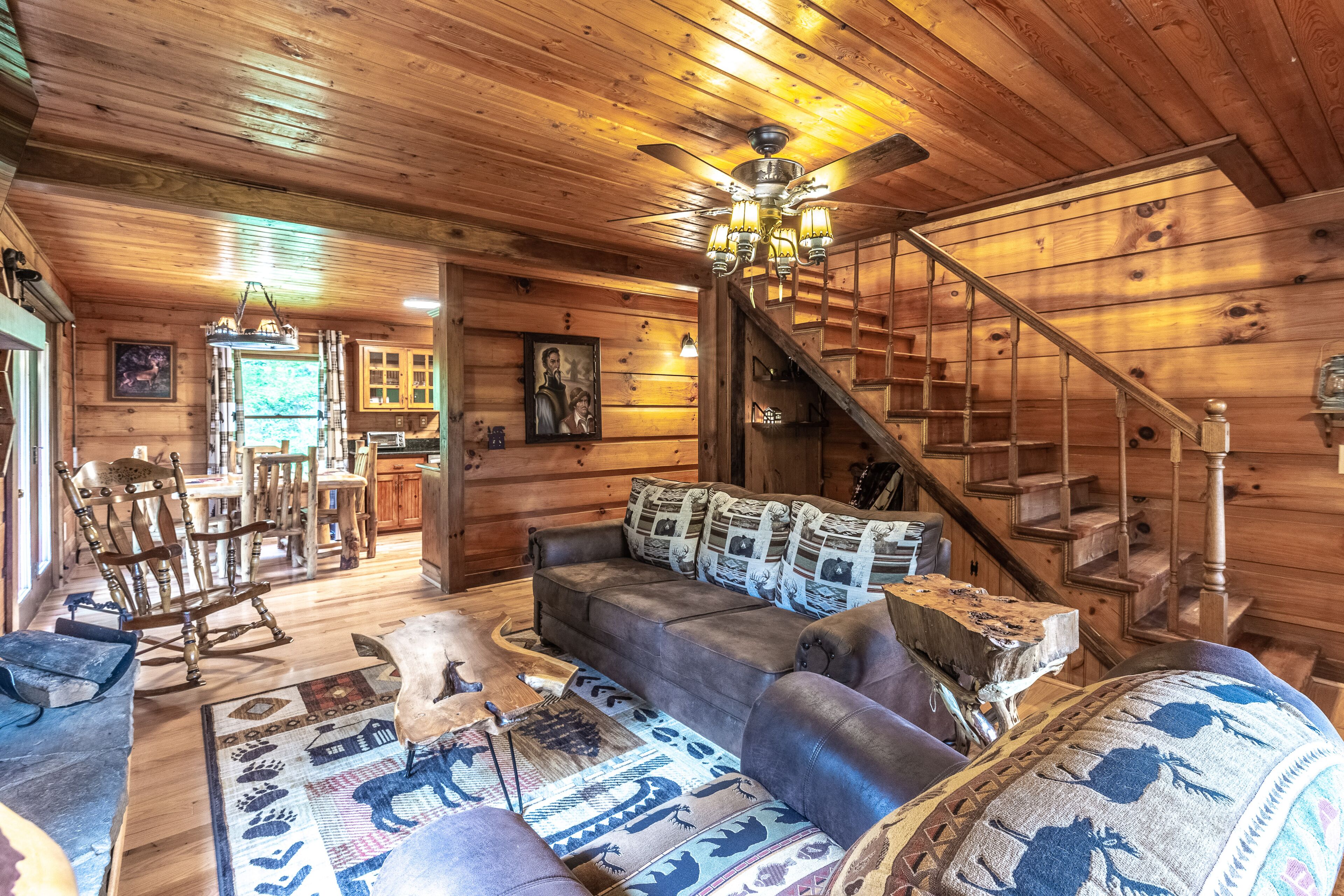 Charming mountain cabin with amazing views, central AC, & a pool table