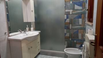 Badewanne, Haartrockner, Bidet, Handtücher