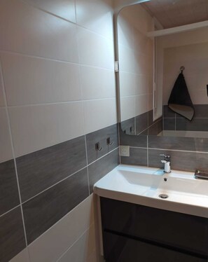 Douche, serviettes fournies, papier toilette