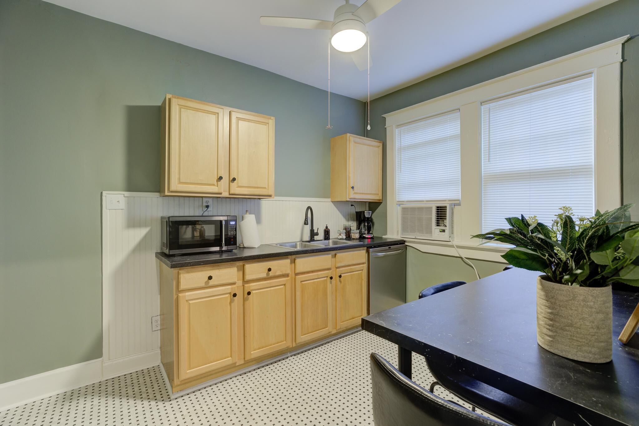 Peaceful Cozy Abode in Great Midtown Location!